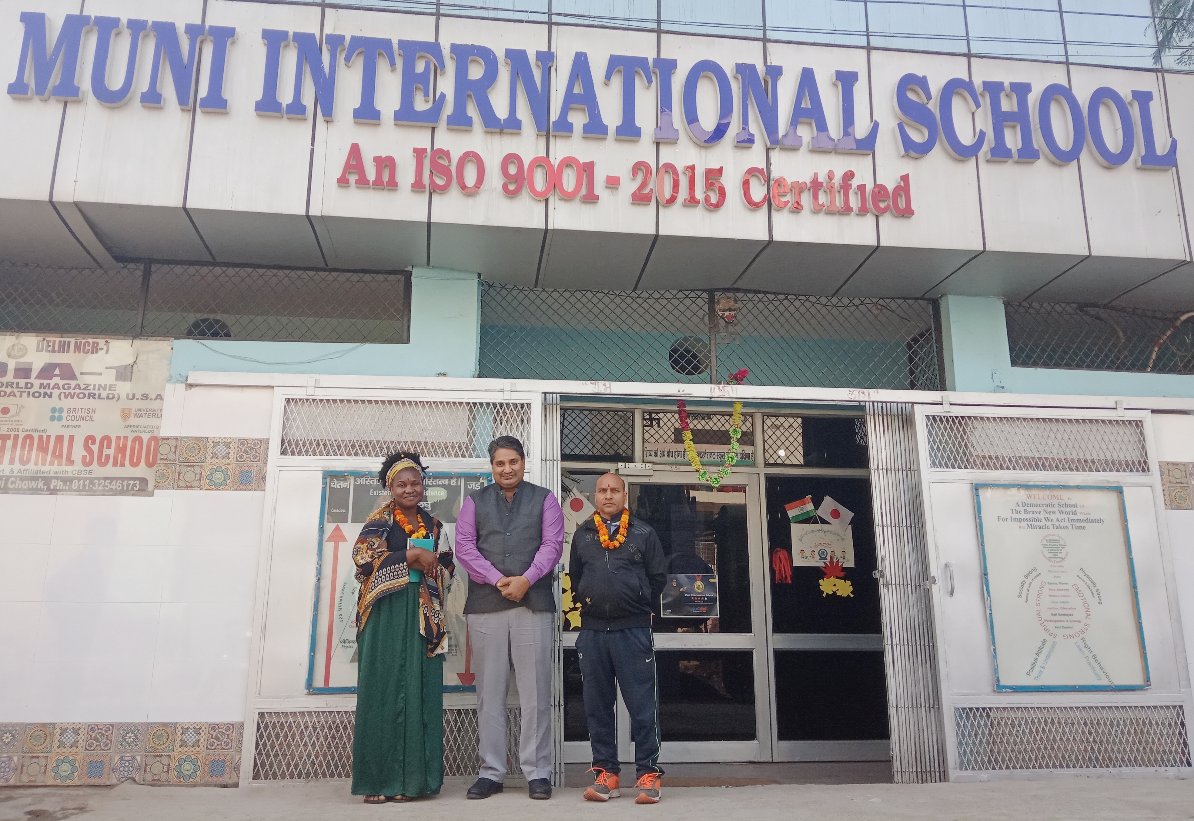 मुनि स्कूल के छात्रों से मिले समाज सेवी सुरेंद्र सिंह रावत