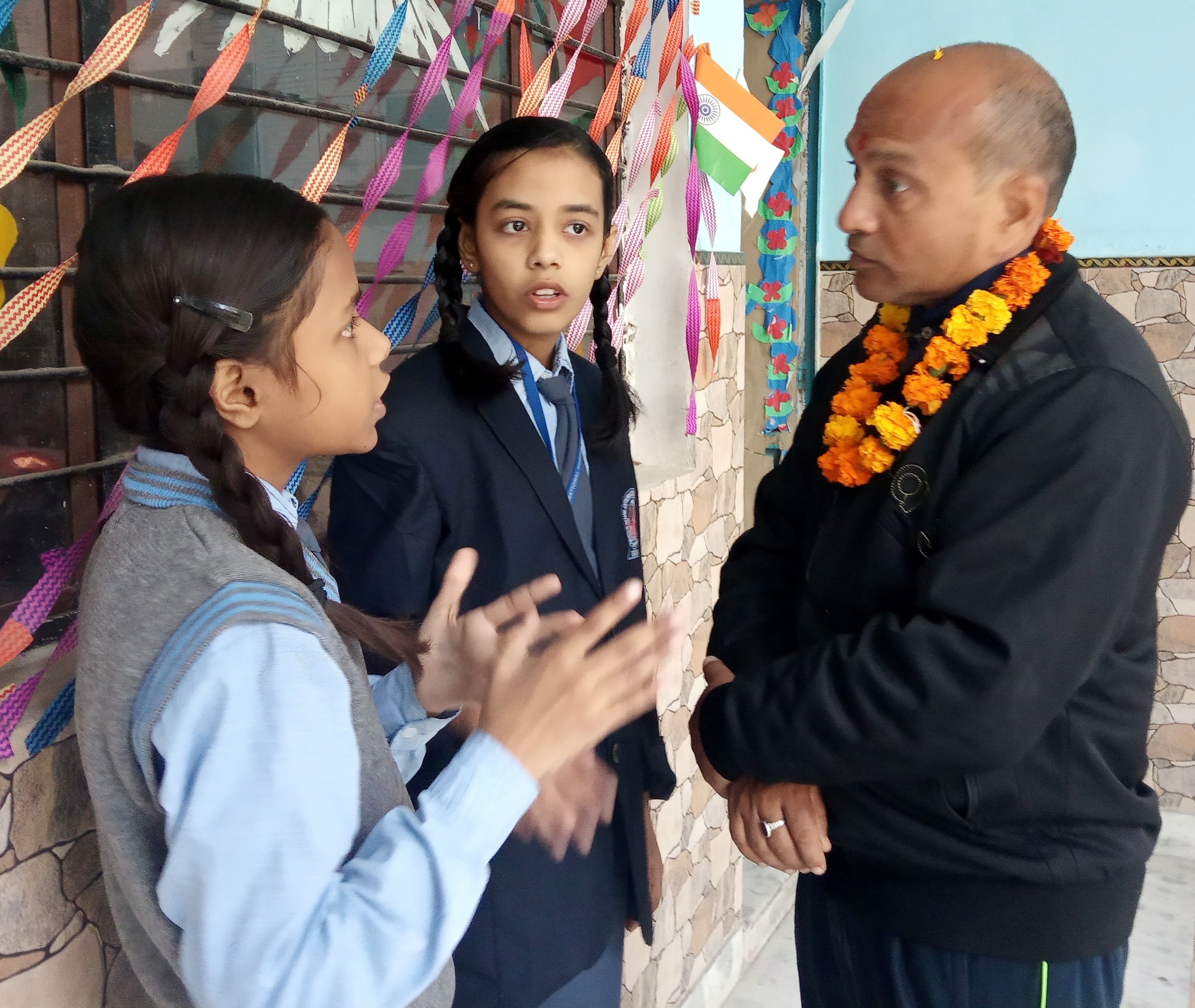मुनि स्कूल के छात्रों से मिले समाज सेवी सुरेंद्र सिंह रावत